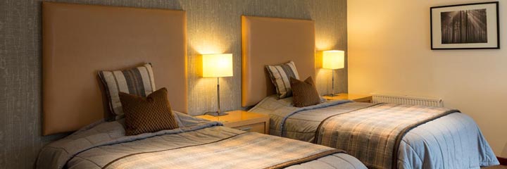 A twin bedroom at Craigatin House and Courtyard, Pitlochry