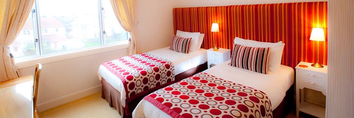 A twin bedroom at the Golf View Guest House in Prestwick
