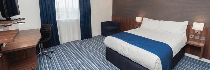 A twin bedroom at the Holiday Inn Express Aberdeen Airport